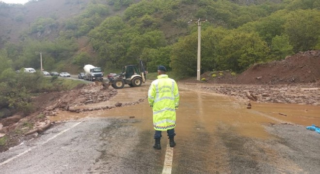 Tunceli-Erzincan karayolunda heyelan